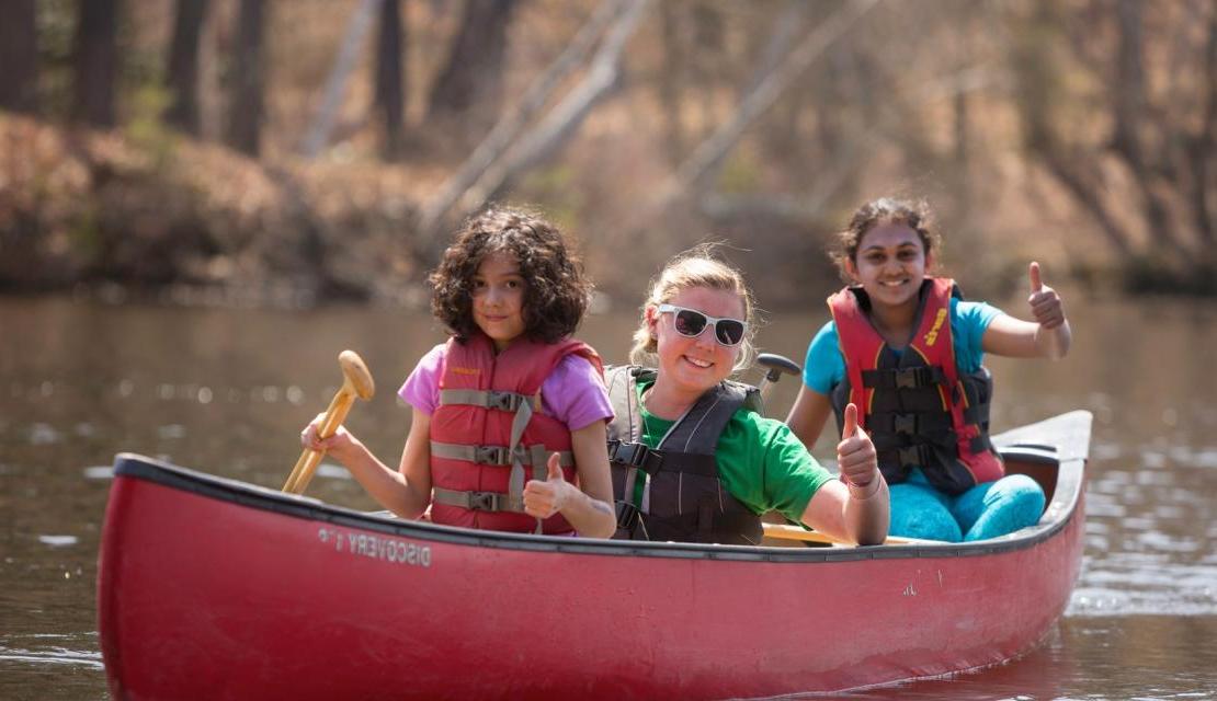 春季探险者在马萨索伊特湖上划独木舟